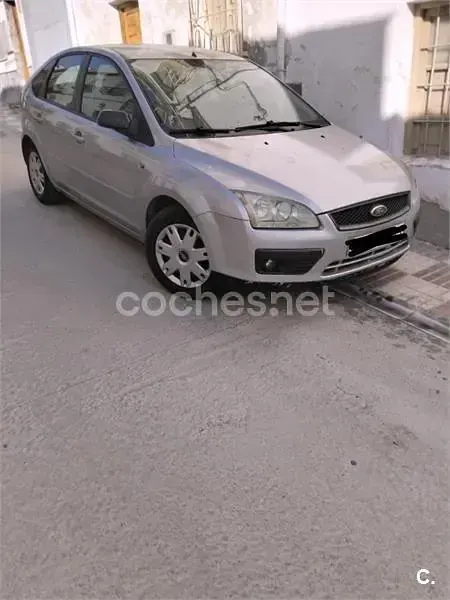 Usado Ford Focus Trend 109 CV (80 kW) 2005 Gris / plata Berlina