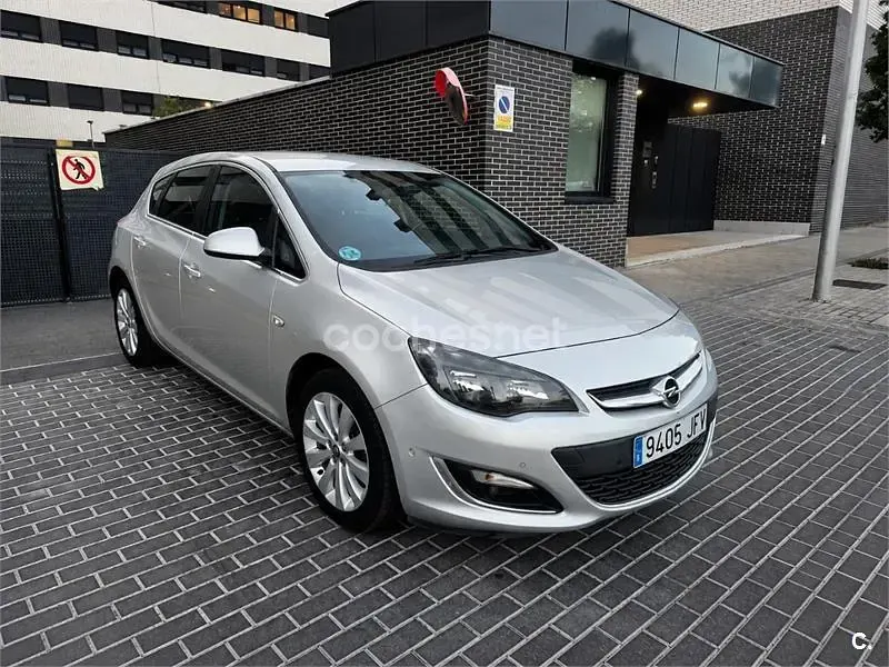 Usado Opel Astra Excellence 140 CV (102 kW) 2015 Gris / plata Berlina