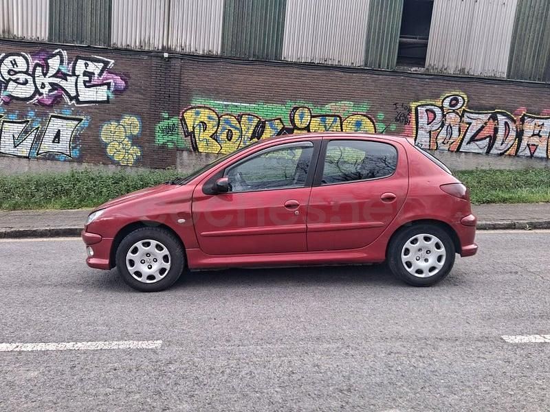 Usado Peugeot 206 90 CV (66 kW) 2005 Granate Berlina