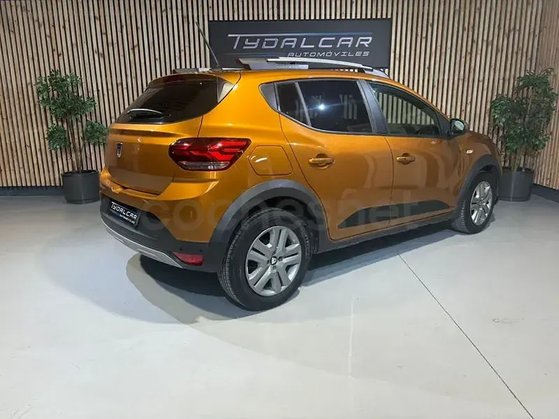 Usado Dacia Sandero Comfort 90 CV (66 kW) 2021 Naranja Berlina