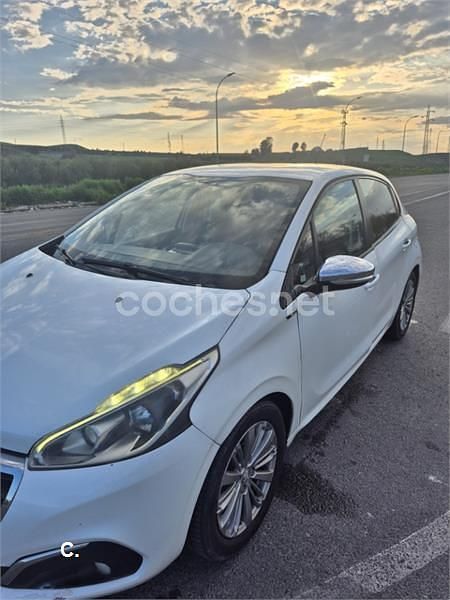 Usado Peugeot 208 Style 75 CV (55 kW) 2016 Blanco Utilitario