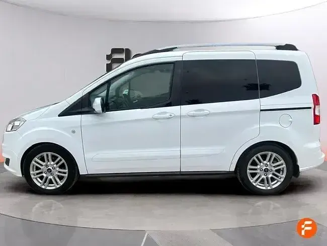 Usado Ford Tourneo Courier Titanium 95 CV (69 kW) 2017 Blanco Monovolumen