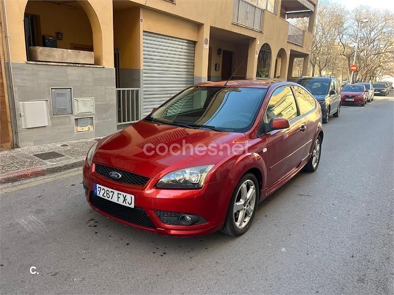 Usado Ford Focus Trend 115 CV (84 kW) 2007 Rojo Berlina