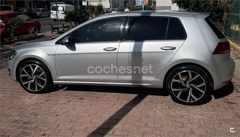 Usado VW Golf VII Business 105 CV (77 kW) 2016 Gris / plata Berlina