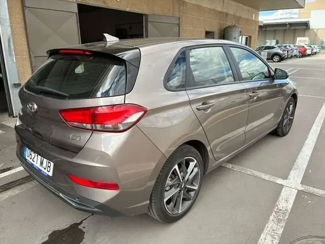 Usado Hyundai i30 110 CV (80 kW) 2023 Gris Utilitario