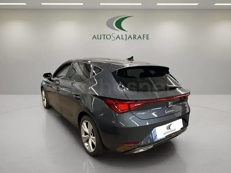Usado Seat Leon FR 150 CV (110 kW) 2022 Gris / plata Berlina