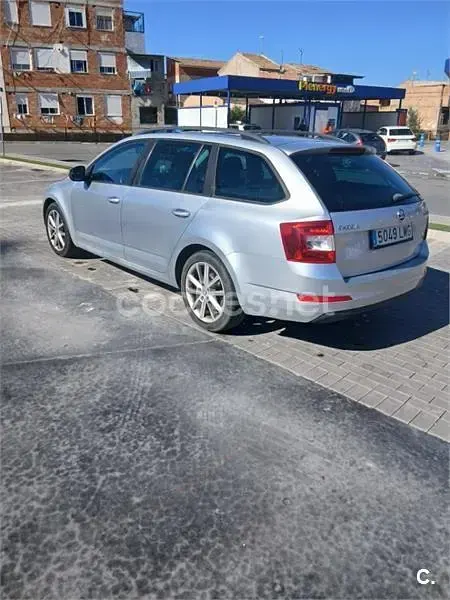Usado Skoda Octavia Elegance 105 CV (77 kW) 2014 Gris / plata Familiar