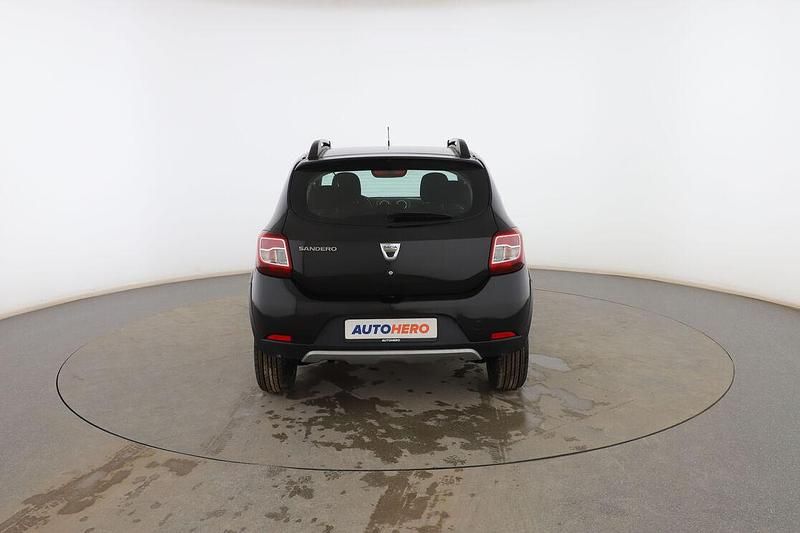Usado Dacia Sandero Stepway 90 CV (66 kW) 2016 Negro Utilitario