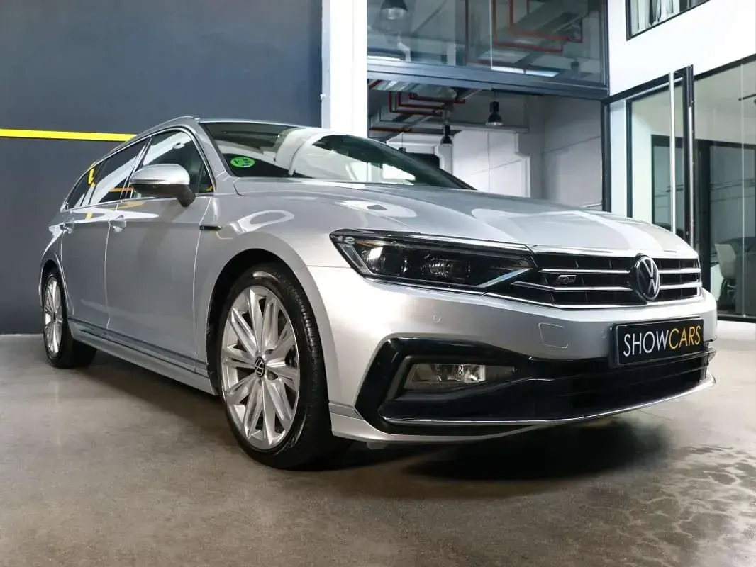 Käytetty VW Passat R-line 150 HP (110 kW) 2022 Harmaa Farmari