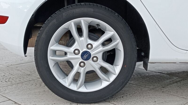 Usado Ford Fiesta Trend 95 CV (69 kW) 2017 Blanco Utilitario
