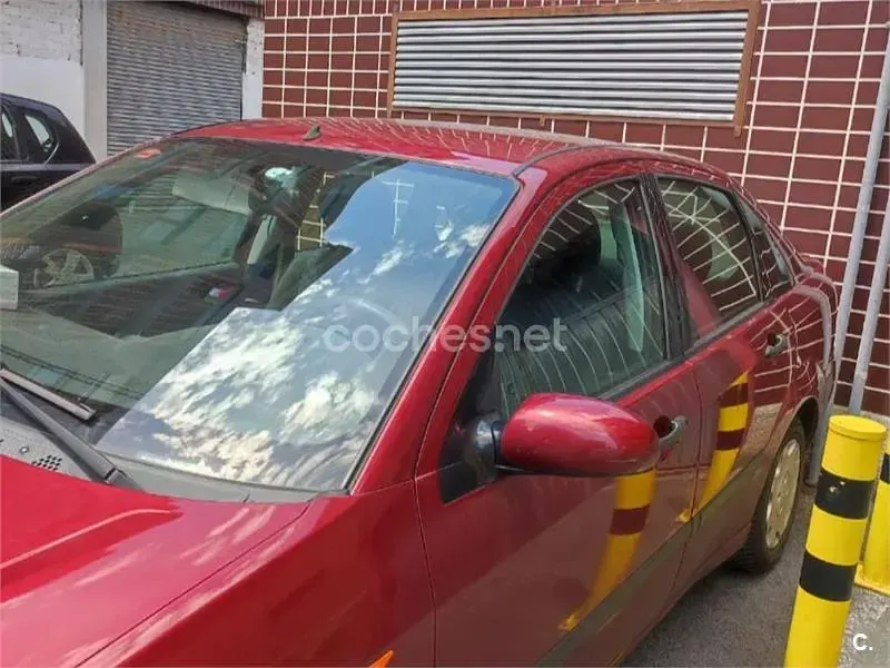 Usado Ford Focus Ghia 100 CV (73 kW) 2001 Rojo Berlina