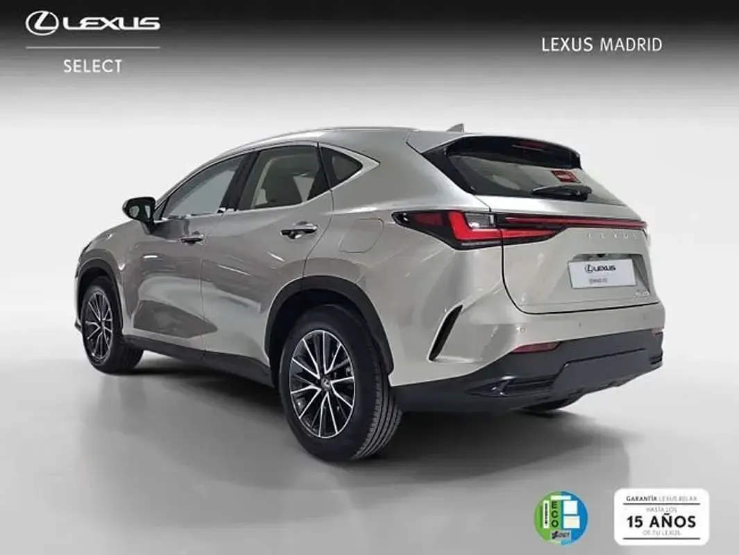Usado Lexus NX300h Business Edition 242 CV (177 kW) 2022 Plateado SUV