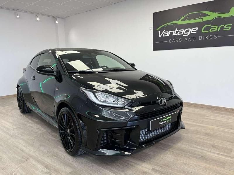 Usado Toyota Yaris 276 CV (202 kW) 2024 Negro Utilitario