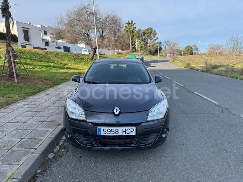 Usado Renault Mégane Authentique 90 CV (66 kW) 2011 Gris / plata Berlina