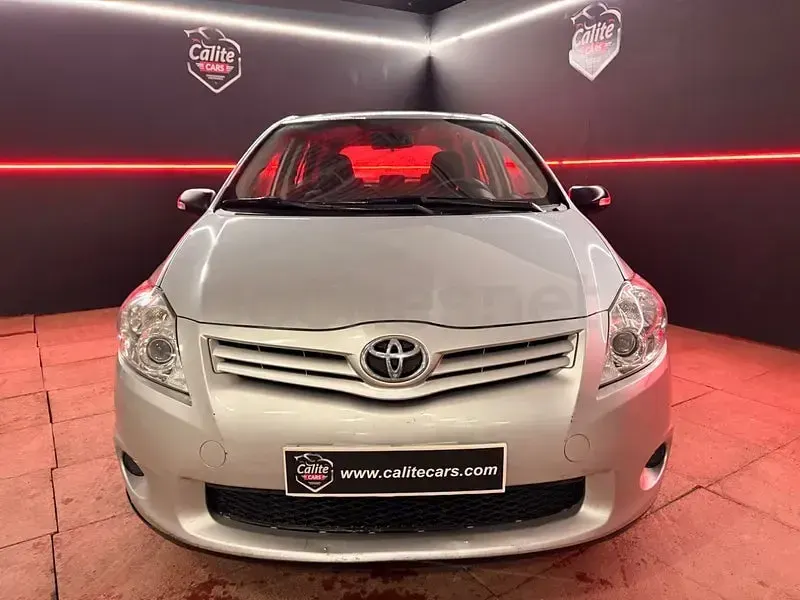 Usado Toyota Auris Eco 90 CV (66 kW) 2012 Gris / plata Berlina