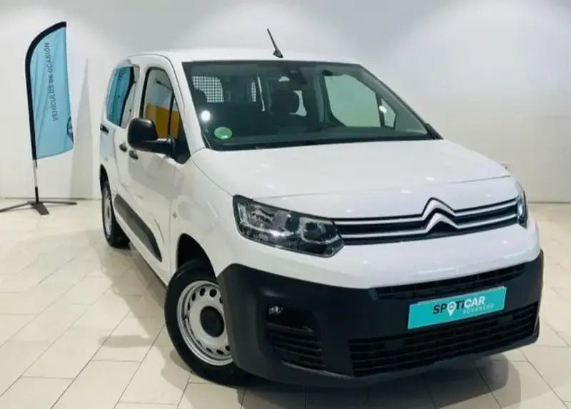 Usado Citroën Berlingo Feel 100 CV (73 kW) 2023 Blanco Monovolumen