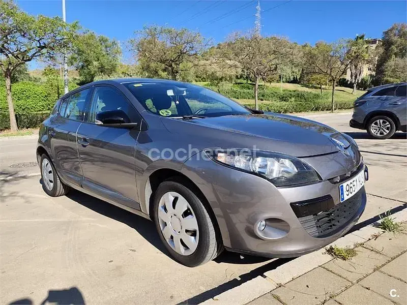 Usado Renault Mégane III Dynamique 110 CV (80 kW) 2012 Gris / plata Berlina