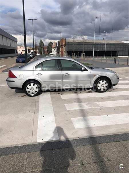 Usado Ford Mondeo Trend 125 CV (91 kW) 2001 Gris / plata Berlina
