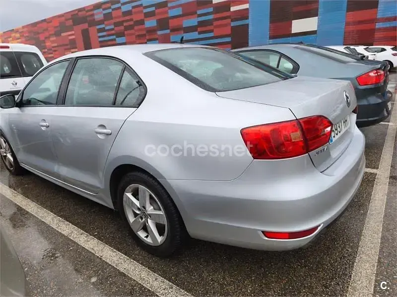 Usado VW Jetta Advance 105 CV (77 kW) 2012 Gris / plata Berlina