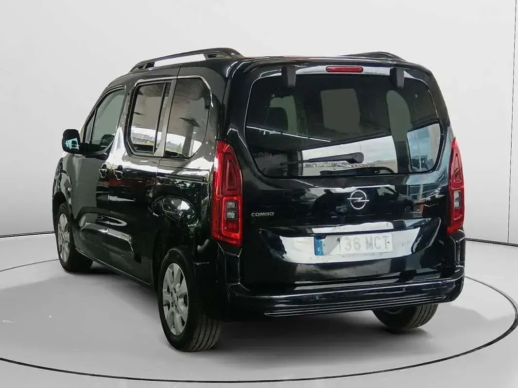 Usado Opel Combo Life Elegance 131 CV (96 kW) 2022 Negro Monovolumen
