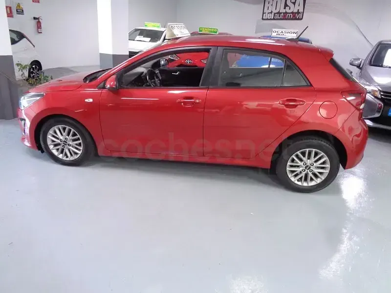 Usado Kia Rio 84 CV (61 kW) 2023 Granate Berlina