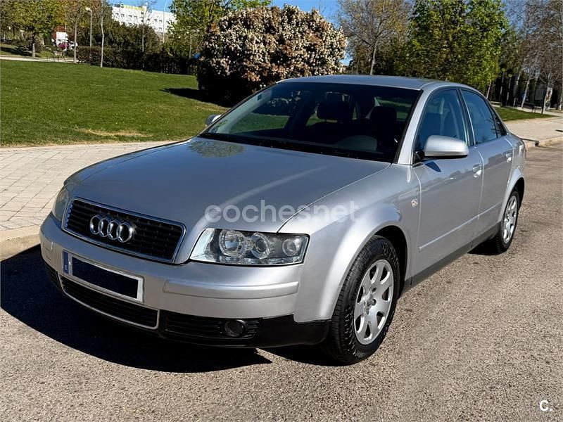 Usado Audi A4 130 CV (95 kW) 2003 Gris / plata Berlina