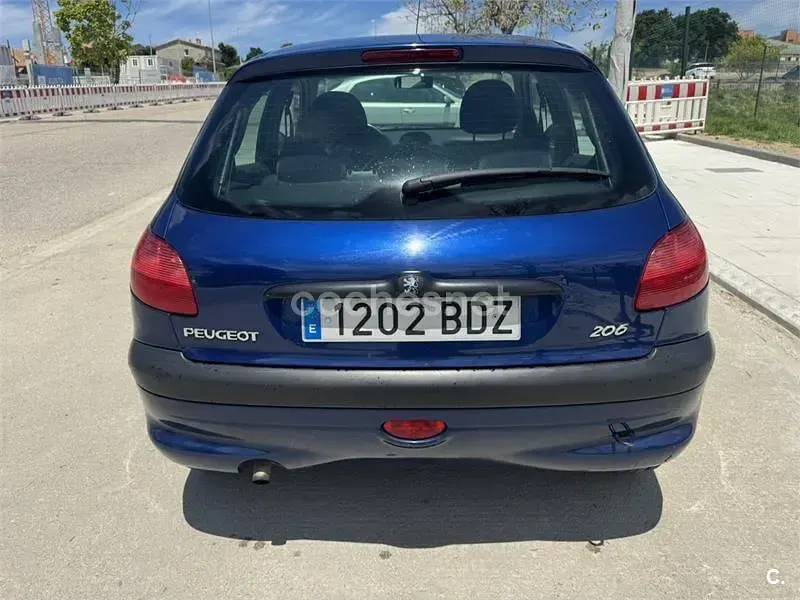 Usado Peugeot 206 70 CV (51 kW) 2005 Azul Berlina