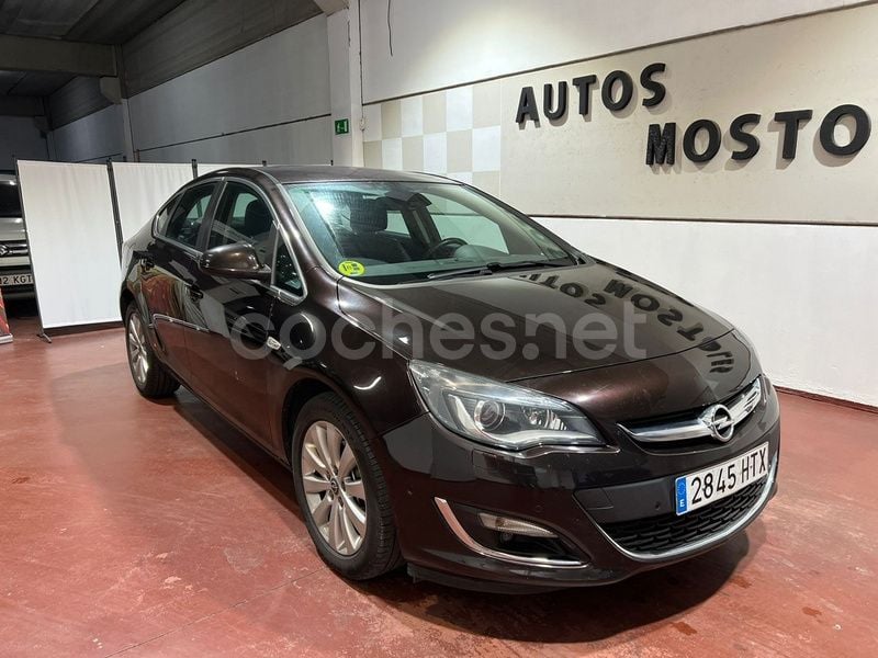 Usado Opel Astra Sportive 110 CV (80 kW) 2013 Negro Berlina