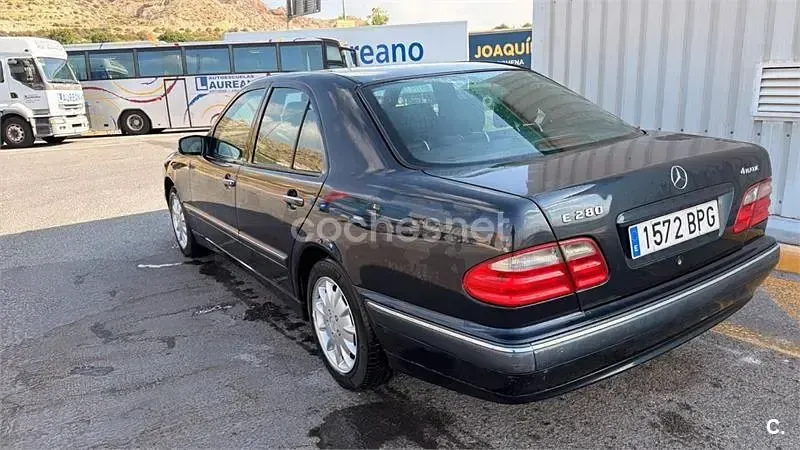 Usado Mercedes E200 Elegance 163 CV (119 kW) 2011 Azul Berlina