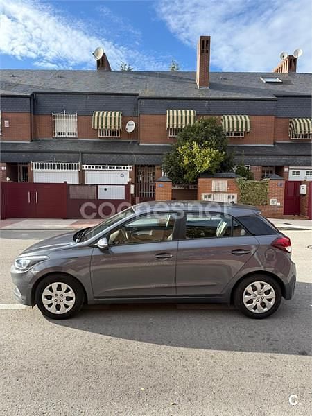 Usado Hyundai i20 84 CV (61 kW) 2018 Gris / plata Berlina