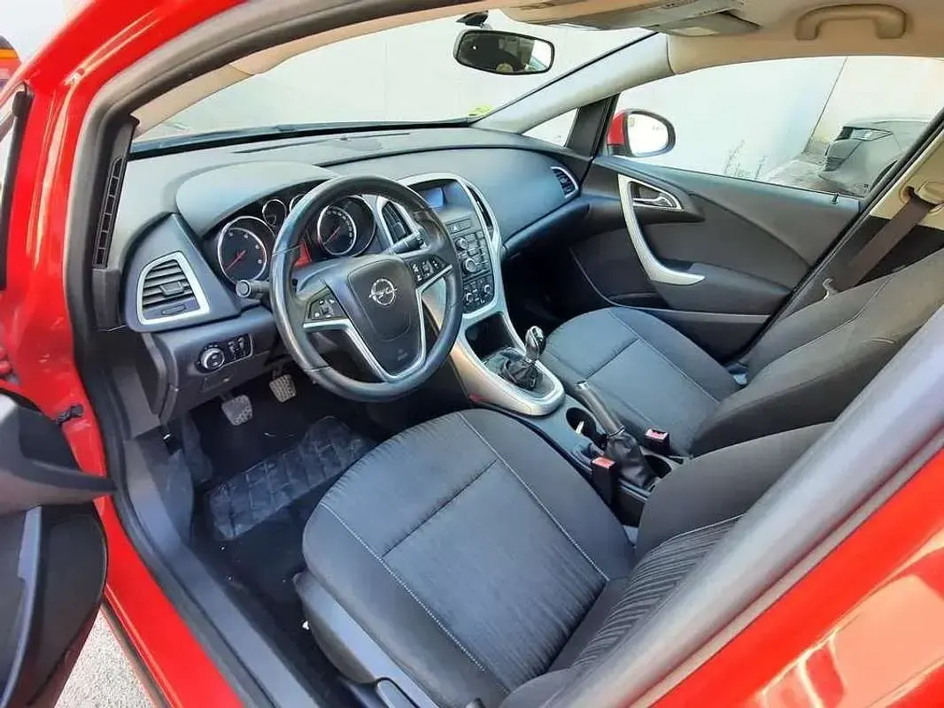Usado Opel Astra Excellence 110 CV (80 kW) 2012 Rojo Utilitario