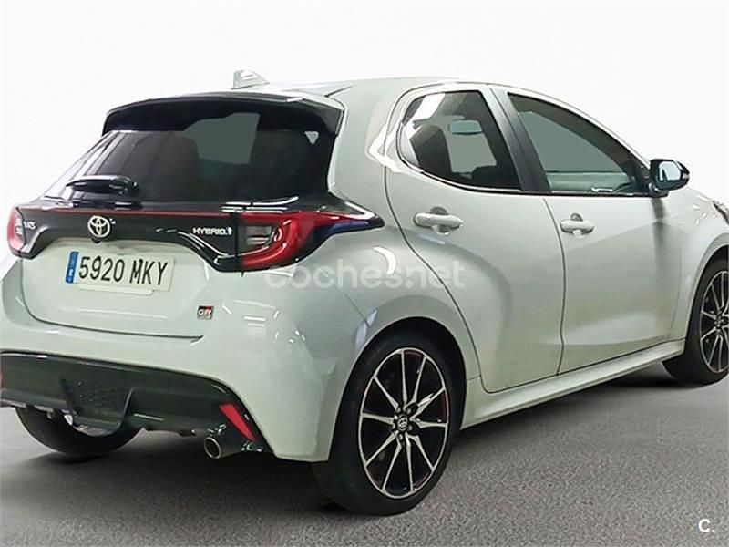 Usado Toyota Yaris Hybrid Plus 116 CV (85 kW) 2023 Gris / plata Berlina