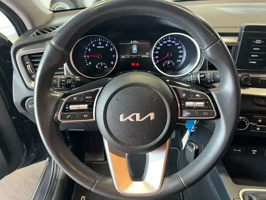 Usado Kia Ceed 120 CV (88 kW) 2022 Gris Utilitario