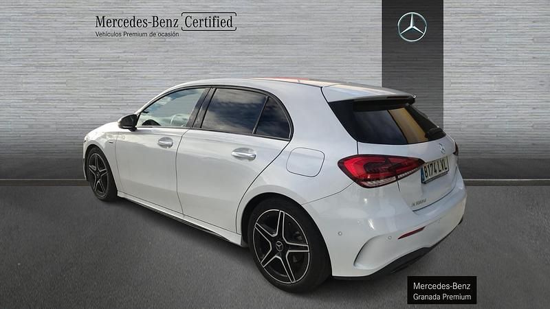 Usado Mercedes A180 AMG line 116 CV (85 kW) 2021 Blanco Berlina