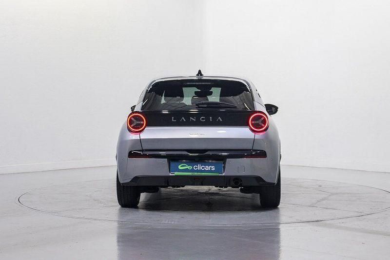 Usado Lancia Ypsilon 110 CV (80 kW) 2025 Negro Utilitario