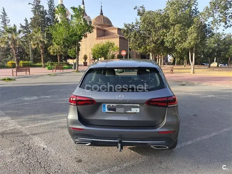 Usado Mercedes B250 218 CV (160 kW) 2022 Gris / plata Utilitario