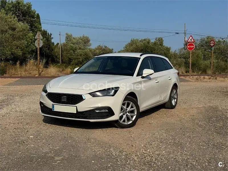 Usado Seat Leon Style 150 CV (110 kW) 2022 Blanco Familiar