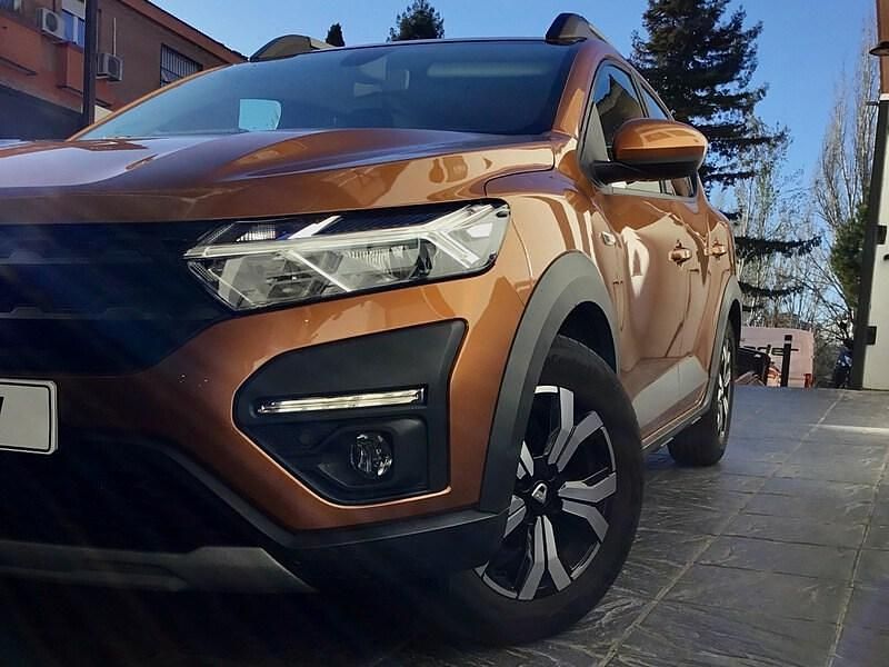 Usado Dacia Sandero Comfort 91 CV (66 kW) 2021 Naranja Berlina