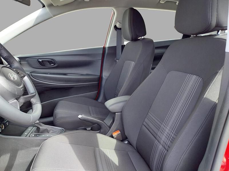 Usado Hyundai i20 100 CV (73 kW) 2025 Rojo dragón Utilitario