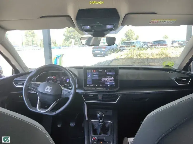 Usado Seat Leon Style 150 CV (110 kW) 2025 Gris / plata Berlina