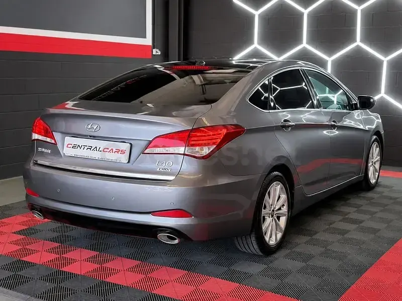 Usado Hyundai i40 Style 136 CV (100 kW) 2012 Gris / plata Berlina