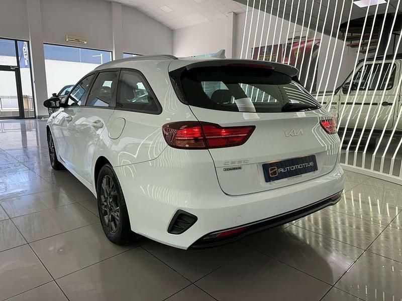 Begagnad Kia Ceed 120 HK (88 kW) 2022 Vit Halvkombi