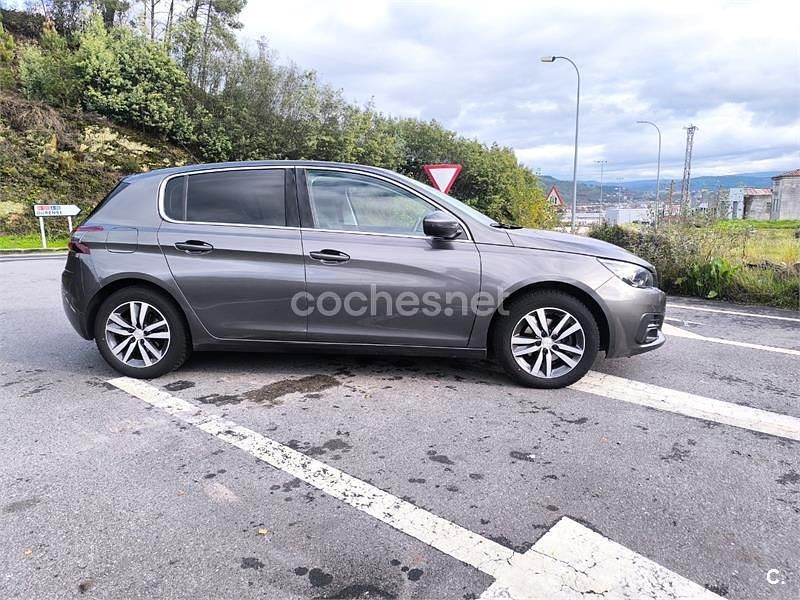 Usado Peugeot 308 Allure 130 CV (95 kW) 2018 Gris / plata Berlina