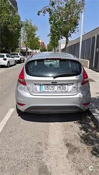 Usado Ford Fiesta Trend 82 CV (60 kW) 2011 Gris / plata Berlina