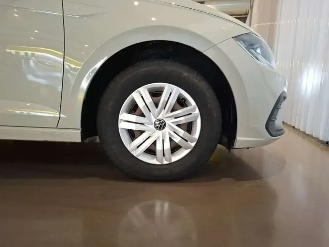 Usado VW Polo 95 CV (69 kW) 2022 Gris Utilitario
