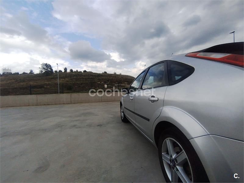Usado Ford Focus Trend 90 CV (66 kW) 2007 Gris / plata Berlina