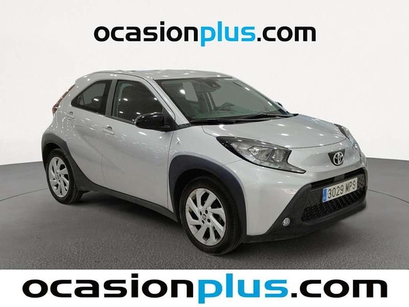 Usado Toyota Aygo Play 72 CV (52 kW) 2024 Gris Utilitario