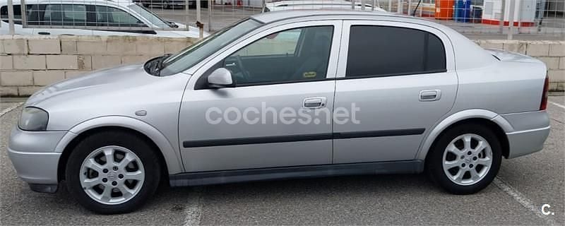 Usado Opel Astra Elegance 100 CV (73 kW) 2002 Gris / plata Berlina