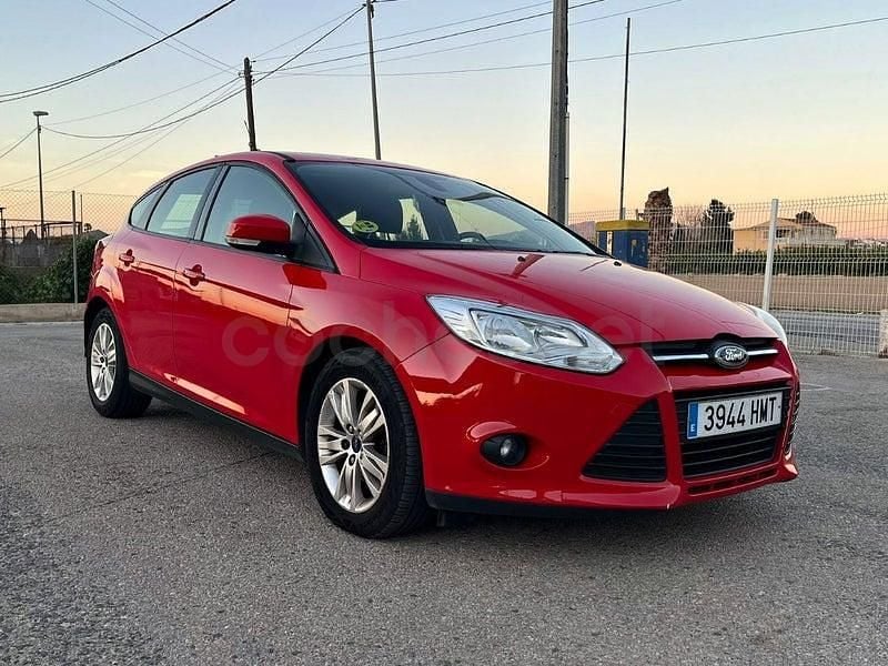 Usado Ford Focus Trend 95 CV (69 kW) 2013 Rojo Berlina