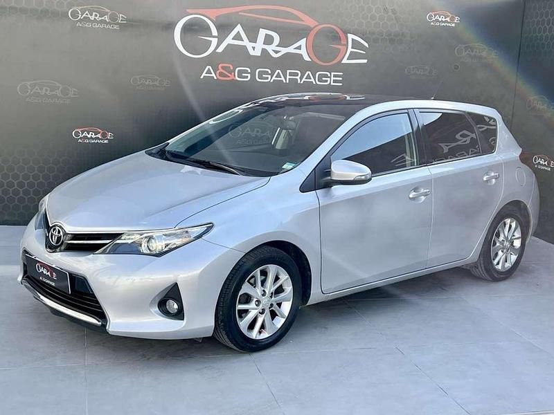Usado Toyota Auris Business Edition 132 CV (97 kW) 2014 Plateado Utilitario
